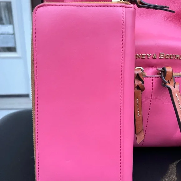 DOONEY AND BOURKE SET OF DAWSON PINK PURSE AND WRISTLET - Picture 5 of 15